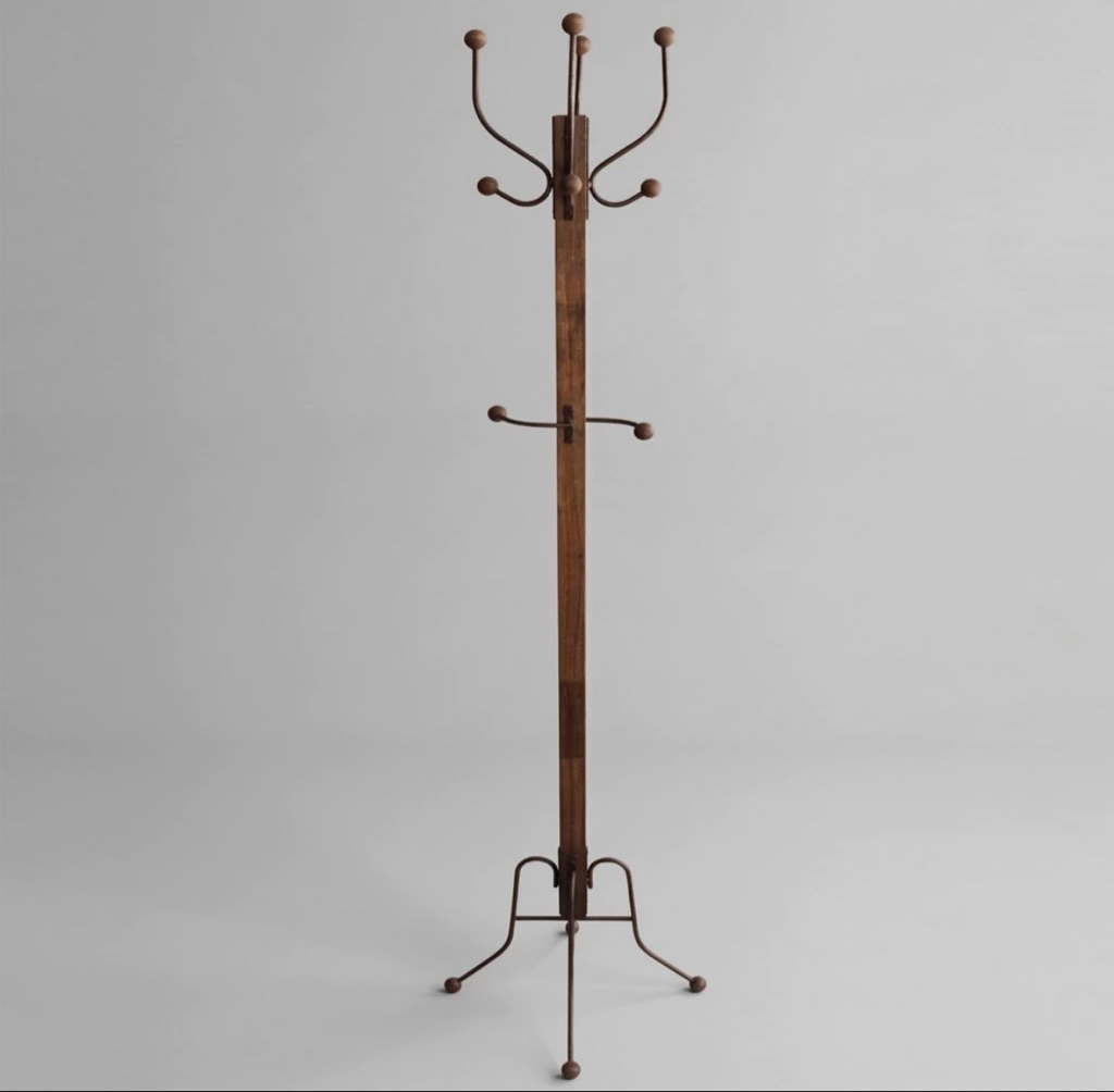 Um cabideiro de madeira com ganchos, posicionado em um fundo claro. O design...
